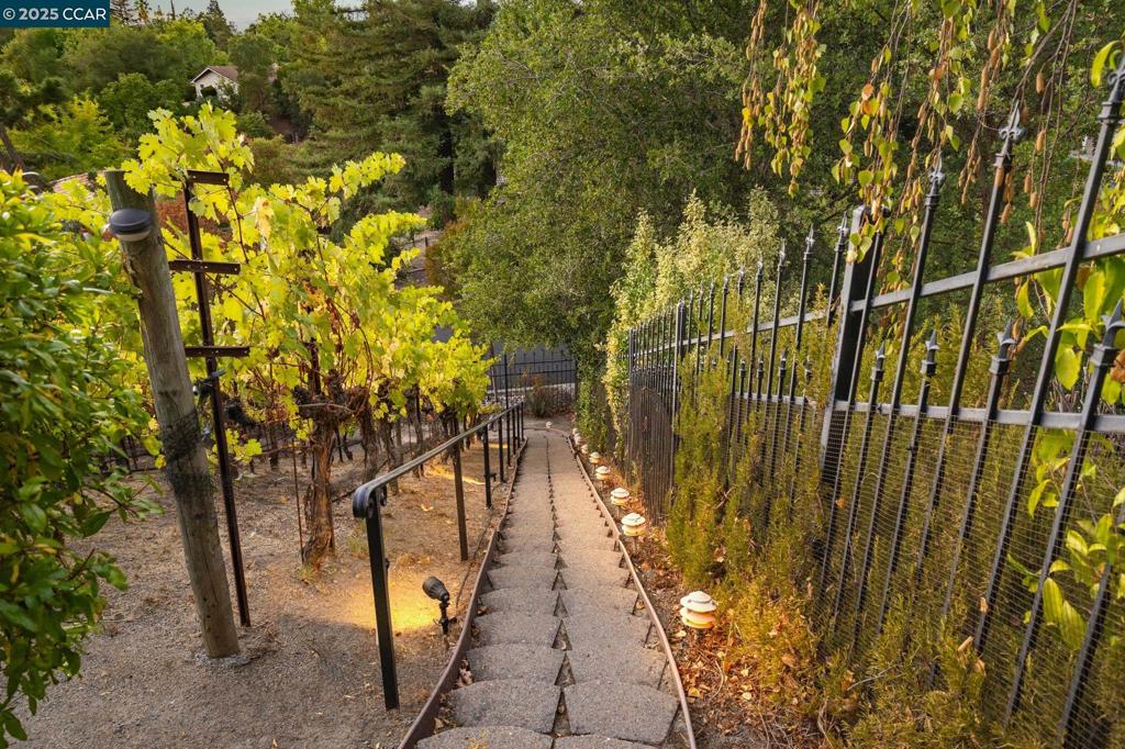 ROUNDHILL - Residential