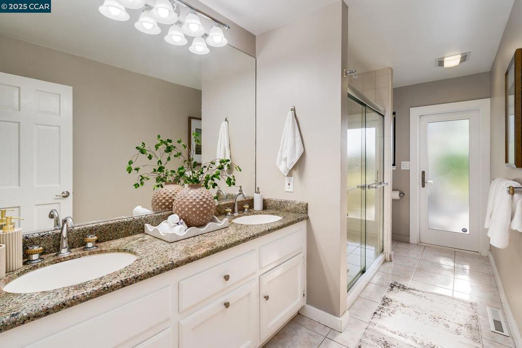 ROUNDHILL - Residential