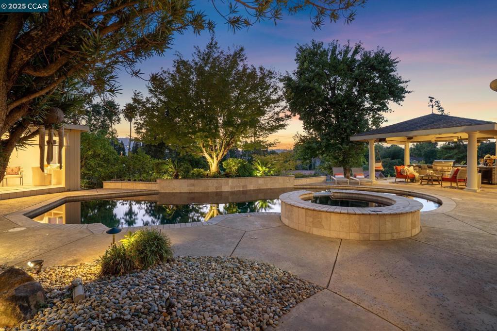 ROUNDHILL - Residential