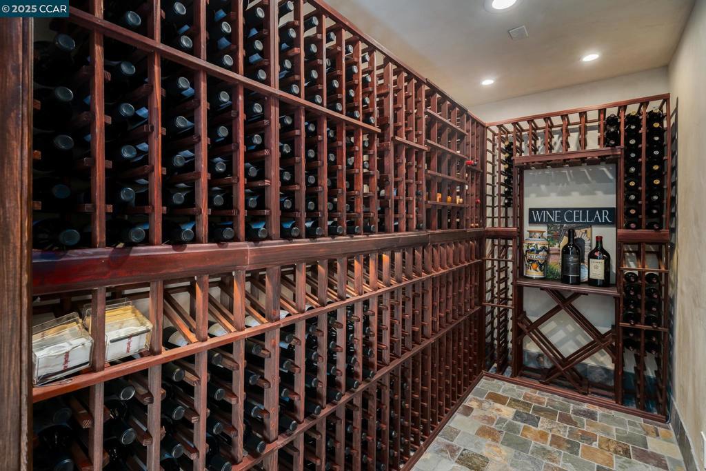 ROUNDHILL - Residential