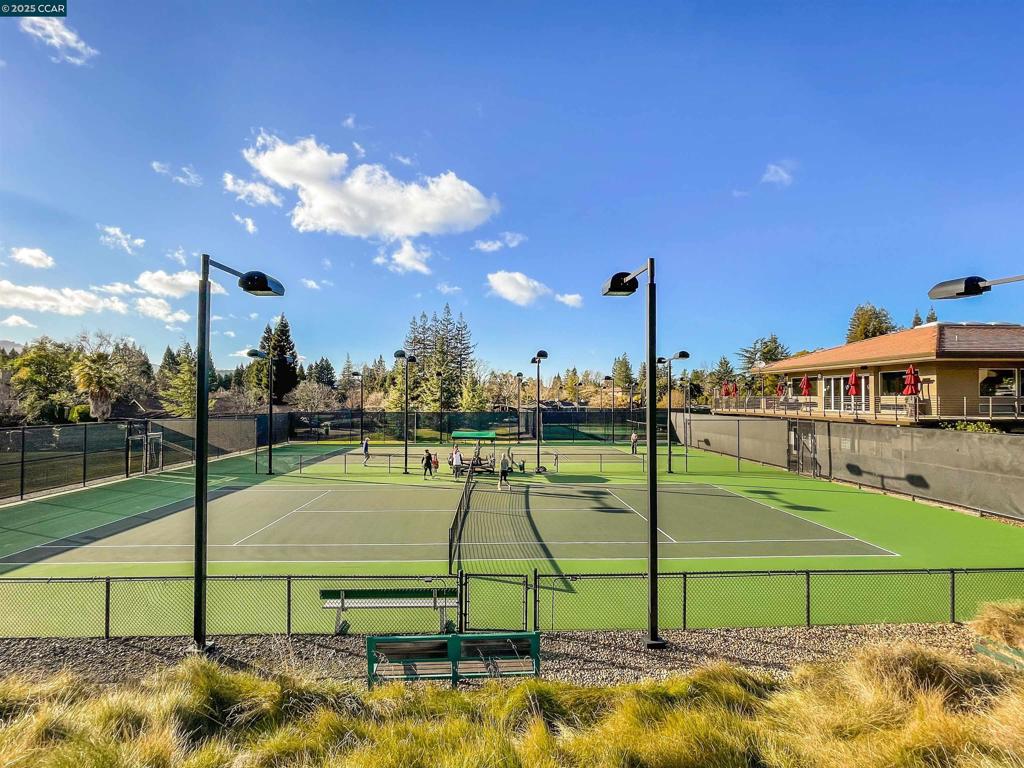 ROUNDHILL - Residential