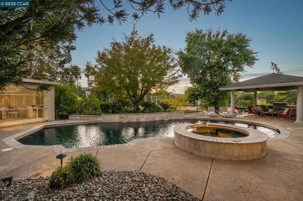 ROUNDHILL - Residential