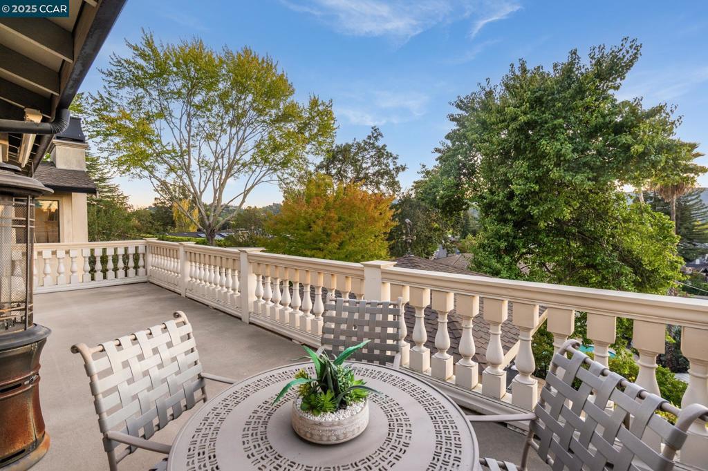 ROUNDHILL - Residential