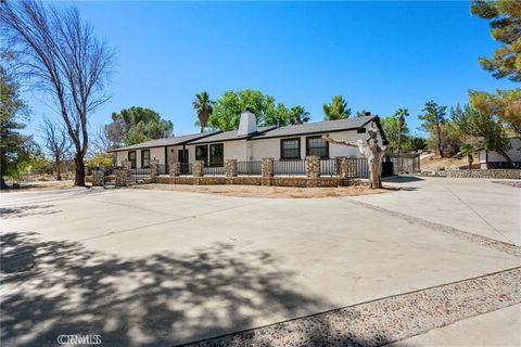 Photo of 712 W Avenue R8, Palmdale, CA 93551 (MLS # SR26016268)