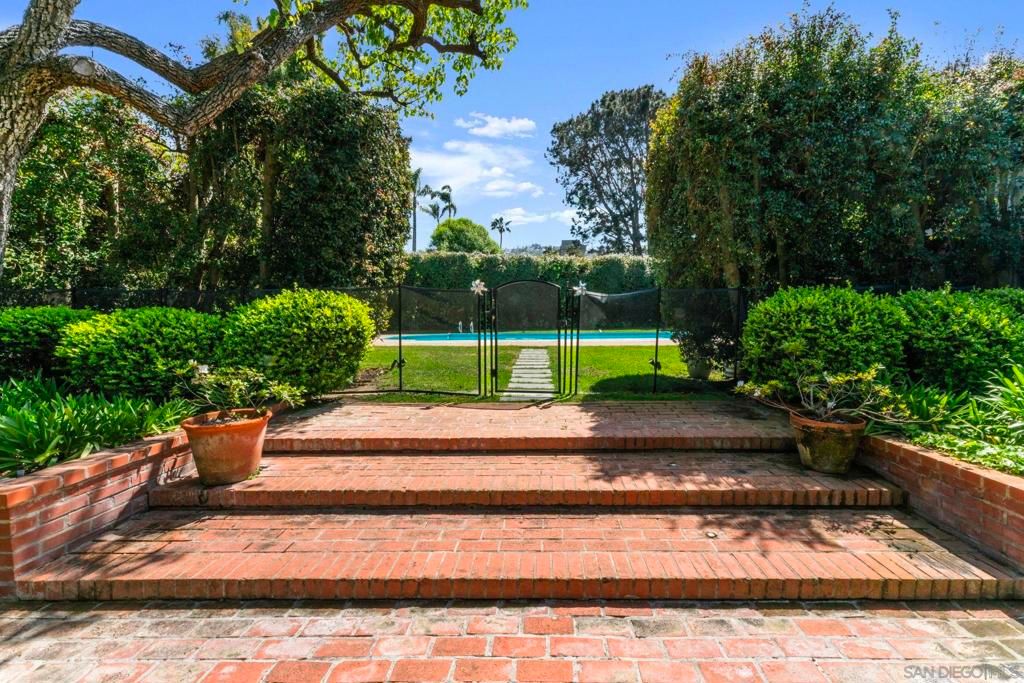 Photo of 2315 Avenida De La Playa, La Jolla, CA 92037 (MLS # 250046036SD)