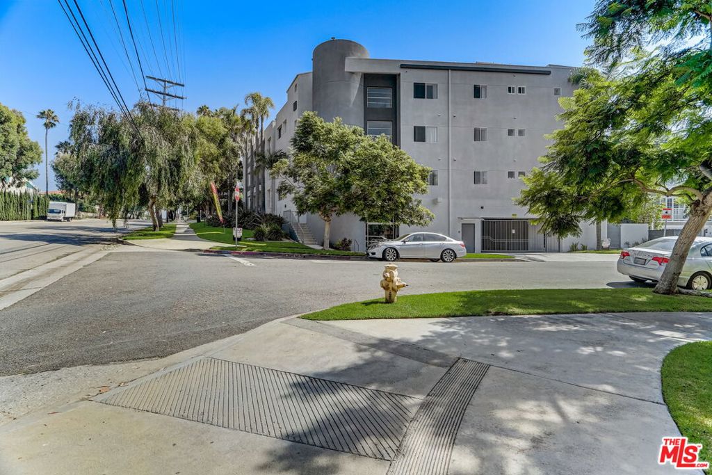 16070 W Sunset Boulevard