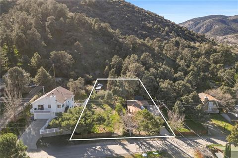 Photo of 209 E End Dr, Frazier Park, CA 93225 (MLS # SR26047404)