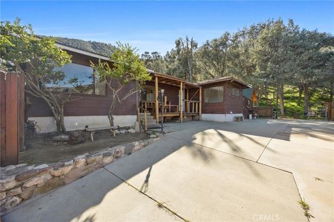 Photo of 209 E End Dr, Frazier Park, CA 93225 (MLS # SR26047404)