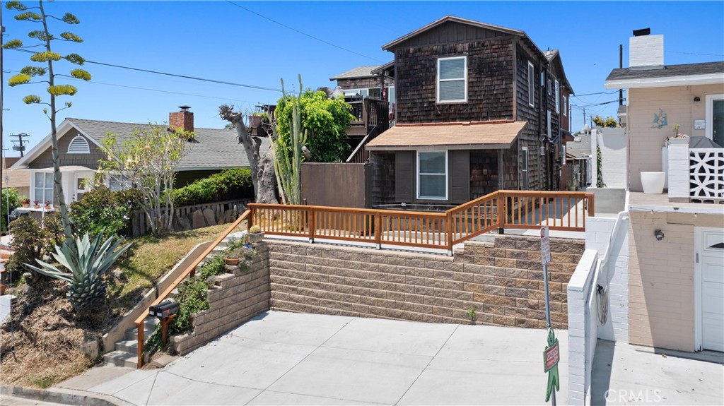 222 Wave Street
