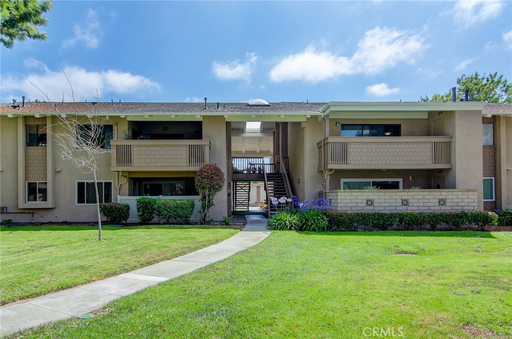 COME HOME TO THIS BEAUTIFUL 2 BED - 2 BATHS - 1 CAR GARAGE 2ND LEVEL CONDO IN DESIRABLE 55+ COMMUNITY OF HUNTINGTON LANDMARK. THIS LOVELY SURF MODEL CONDO FEATURES GREAT LOCATION CLOSE TO THE CLUB HOUSE, ABUNDANCE OF NATURAL LIGH, VAULTED CEILINGS AND MUCH MORE. RELAX IN THE SPACIOUS BALCONY AND ENJOY THE OCEAN BREEZE. THE COMMUNITY OFFERS RESORT STYLE LIVING WITH THE MANY AMENITIES, 2 HEATED SWIMMING POOLS AND SPA, TENNIS COURTS, PICKLEBALL COURTS, PUTTING GREEN, SHUFFLE BOARD, GYM AND WEIGHT ROOM, CLUB HOUSE, GATED AND GUARDED COMMUNITY, CERAMIC ROOM, WOOD-SHOP, LIBRARY, BILLIARD ROOM, AND MANY ACTIVITIES FOR YOUR ENJOYMENT. LOCATED ONLY 10 BLOCKS FROM THE BEACH. MUST SEE!!!
