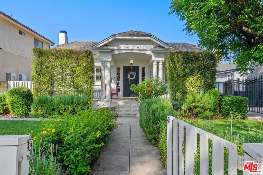 Photo of 1117 S Manhattan Place, Los Angeles, CA 90019 (MLS # 26675665)