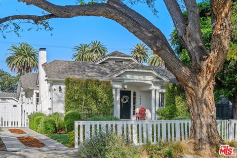 Photo of 1117 S Manhattan Place, Los Angeles, CA 90019 (MLS # 26675665)