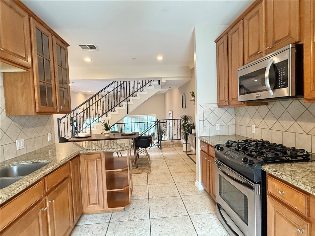 Agoura Country Townhomes (838) - Residential