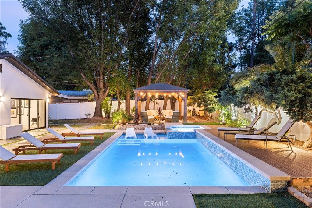 Photo of 4755 Degovia Avenue, Woodland Hills, CA 91364 (MLS # SR26081652)