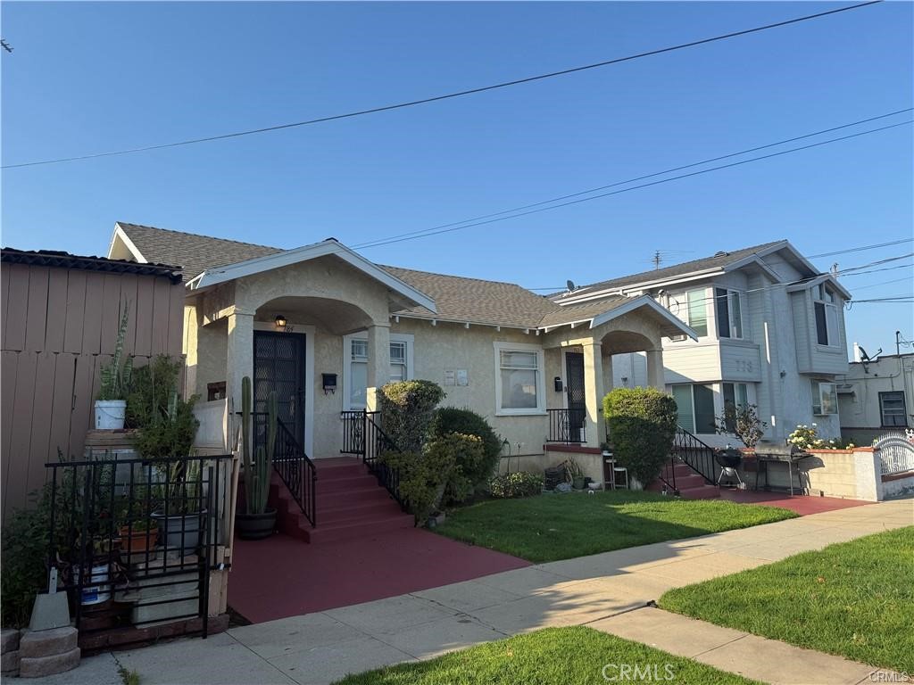 Perfect for Owner User. OWNERS WILL CONSIDER PAYMENT FOR VACATING A UNIT FOR OWNER OCCUPANCY. Well maintained classic 1920s large one bedroom one bath duplex in a nice rental area of San Pedro. Property has separate yards for each unit with four detached garages in the rear. Ideal starter investment property or opportunity to live in one and rent the other to help with the payment. Garages atr rented for additional income. Los Angeles City is currently promoting streamlined permits for conversion of the 4 garages to an additional (ADU)Auxiliary Dwelling Unit. See LA City Planning Department for further details.