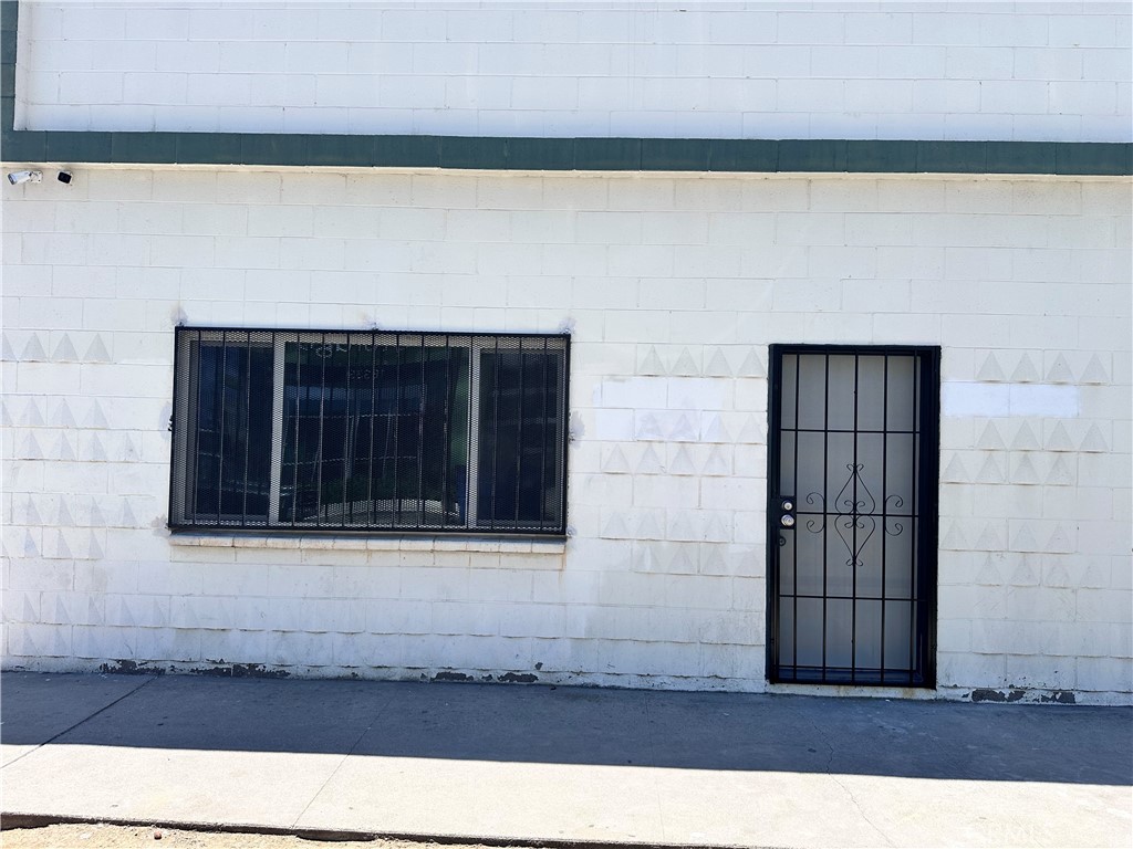 This industrial facility located in the great Reseda location. Ideal for small manufacturing or warehousing, fully air-conditioned. Ground level loading area with roll up door and 11’ warehouse clearance, there is small office space 17.3 X 9.6, fenced and secured parking. Available for immediate occupancy. For more information call listing agent.