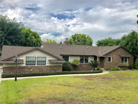 Photo of 916 W Donington Street, Glendora, CA 91741 (MLS # AR26187137)