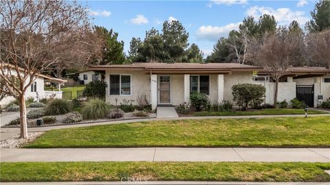Photo of 19366 Avenue Of The Oaks, Newhall, CA 91321 (MLS # SR26026350)