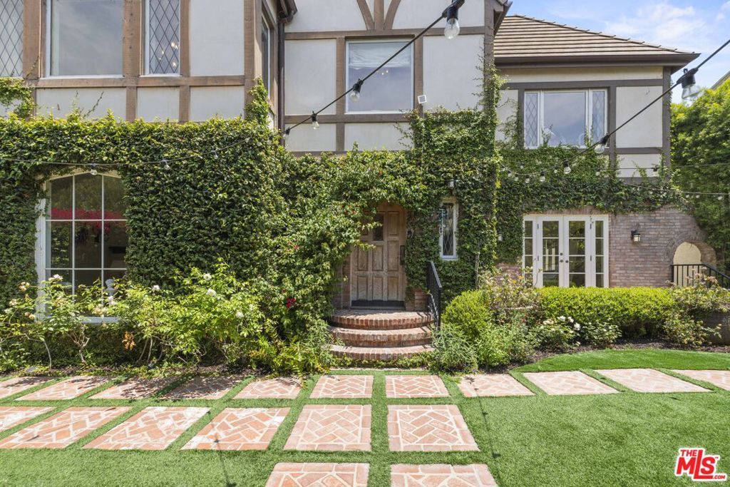 Photo of 736 S Cloverdale Avenue, Los Angeles, CA 90036 (MLS # 26656167)