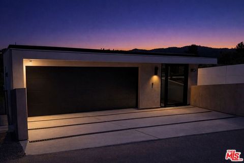 Photo of 5134 Medina Road, Woodland Hills, CA 91364 (MLS # 26666185)