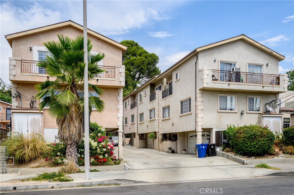 Luxury Townhouse * End Unit * 3 Bedrooms / 2.5 Bathrooms * 1,750sqft * Bright * Open Floor Plan * Living Area * Dining Area * Large Sperate Laundry Room + Storage * Central A/C & Heat * Recessed Lighting * 2 Car Attached Garage * Tenant Pays All Utilities * No Pets