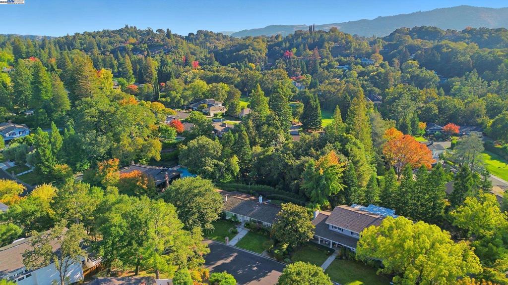 ROUNDHILL - Residential