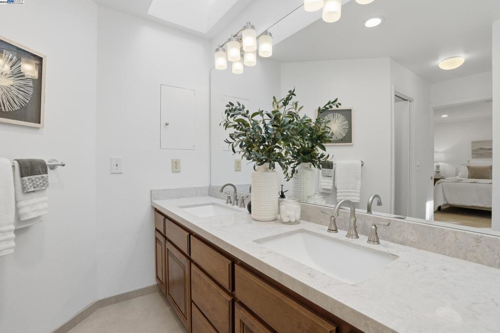ROUNDHILL - Residential