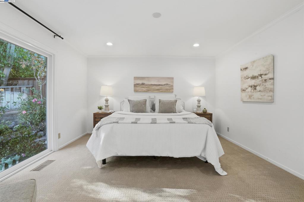 ROUNDHILL - Residential