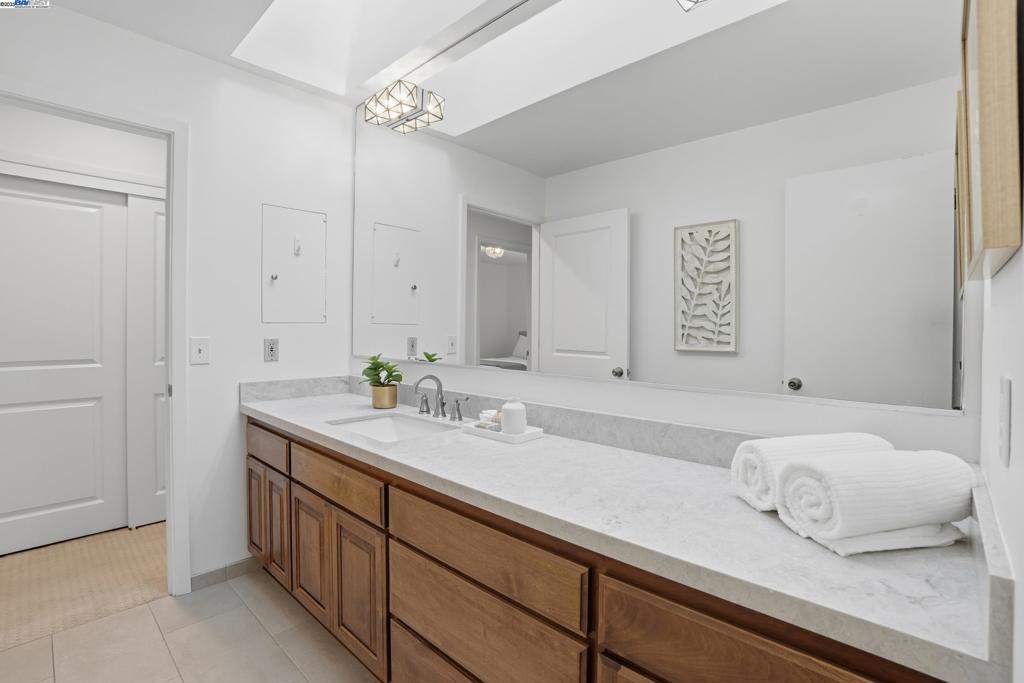 ROUNDHILL - Residential