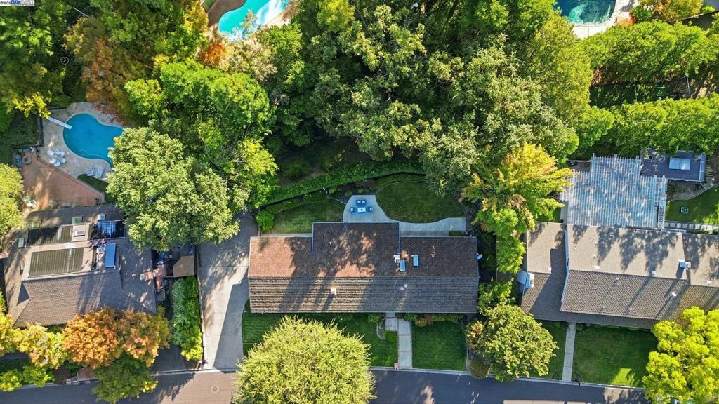 ROUNDHILL - Residential