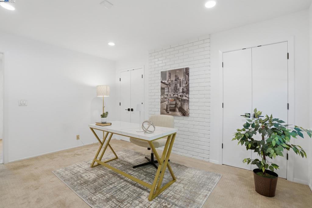 ROUNDHILL - Residential