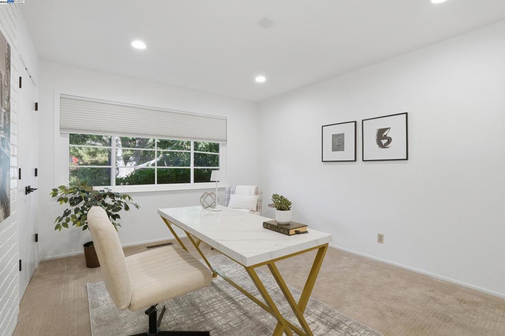 ROUNDHILL - Residential