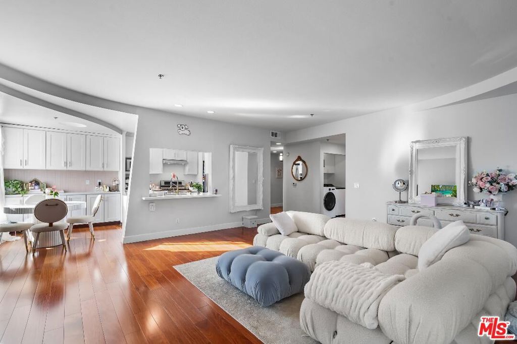 Photo of 326 Westminster Avenue #304, Los Angeles, CA 90020 (MLS # 26636999)