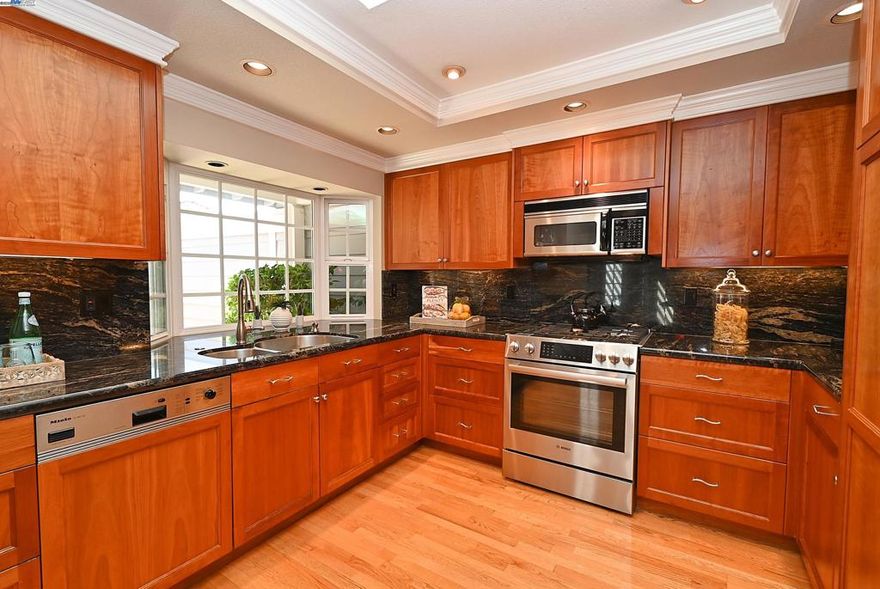 Beautifully remodeled Willow fairway view villa with a gorgeous view of the 14th fairway. Convenient direct access to and from garage through the laundry room. Crow Canyon Country Club Estates enjoys 6 community pool, 24 hour guarded entrance gate, roving patrols, greenbelts, small parks, private streets, and much of the townhouse maintenance.
