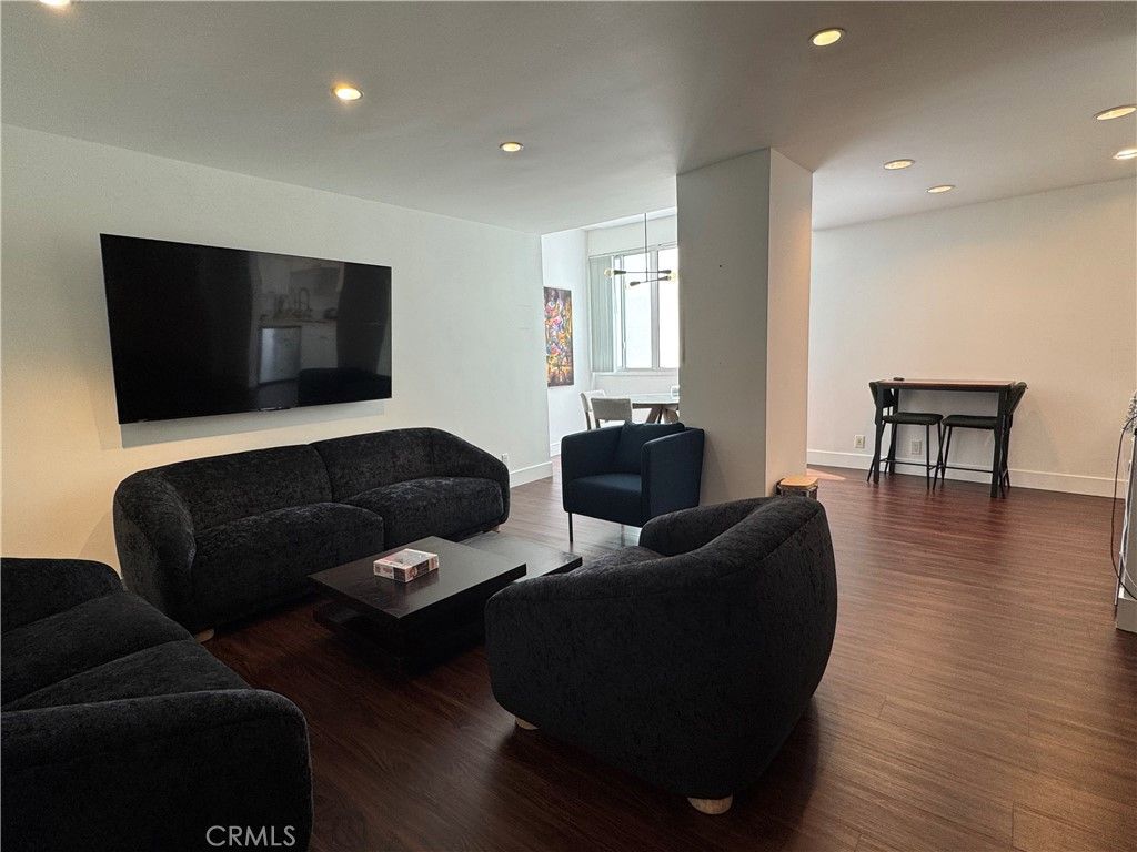 Photo of 7250 Franklin Ave #1106, Los Angeles, CA 90046 (MLS # SR26035351)