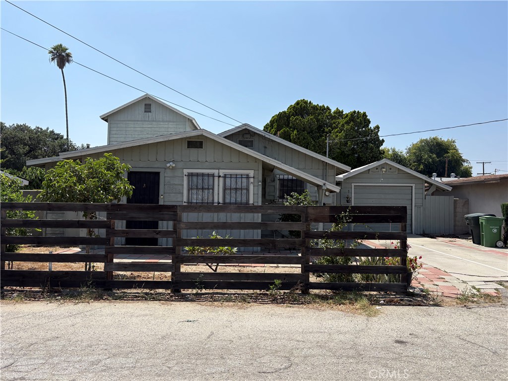 Attention investors and homeowners!! Your chance to turn this diamond in the rough into a beautiful home of your dream. Located close to school, public transport, shopping and freeways. Hurry, won't last!