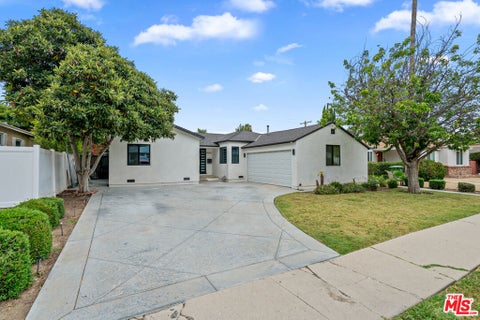 Photo of 18343 Calvert Street, Tarzana, CA 91335 (MLS # 26850405)