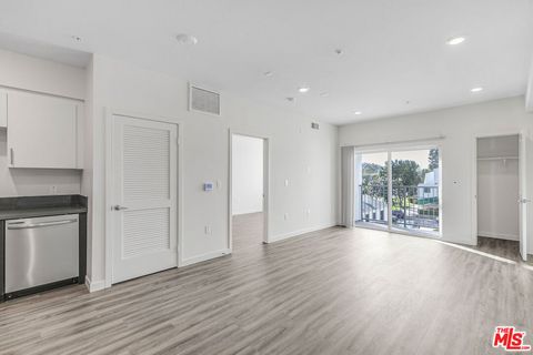 Photo of 3567 Chesapeake Avenue #207, Los Angeles, CA 90016 (MLS # 26664235)