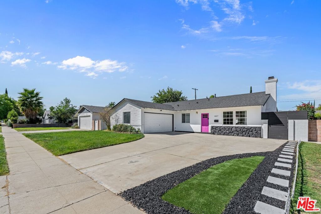 Photo of 6607 Farralone Avenue, Woodland Hills, CA 91303 (MLS # 26995249)
