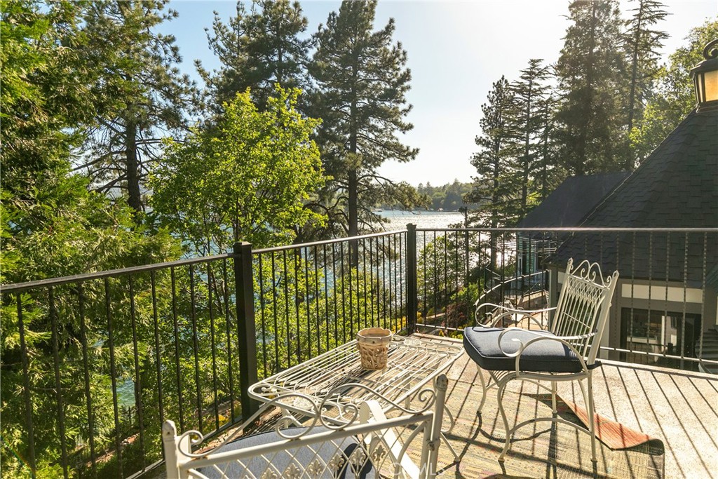 923 Lake Edge Way