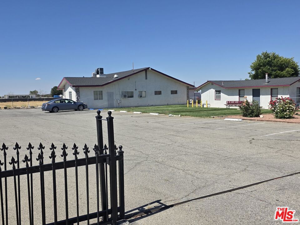 859 E Avenue Q
