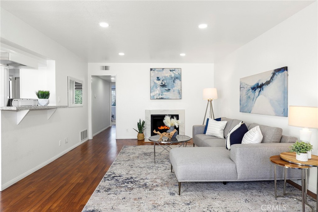 800 Termino Avenue 10