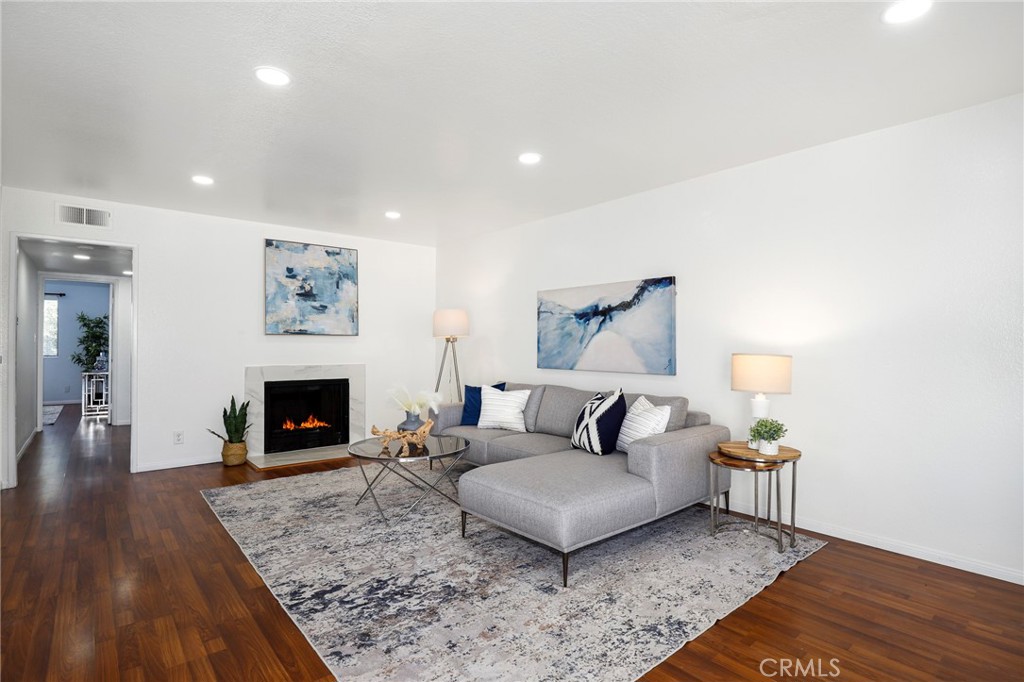 800 Termino Avenue 10