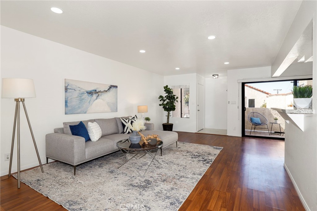 800 Termino Avenue 10