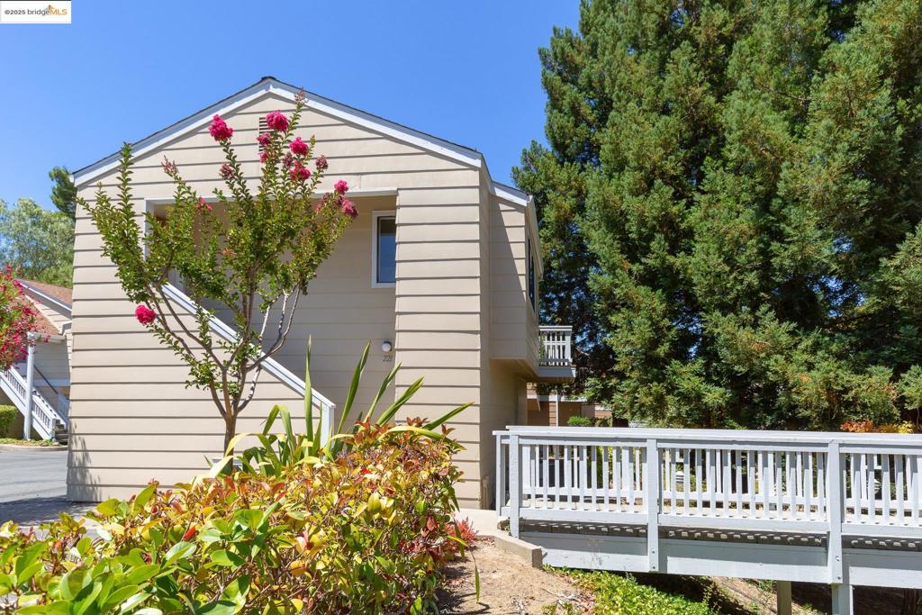 COUNTRY VILLAGE - Residential