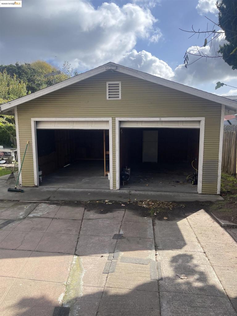 E OAKLAND - Residential Income