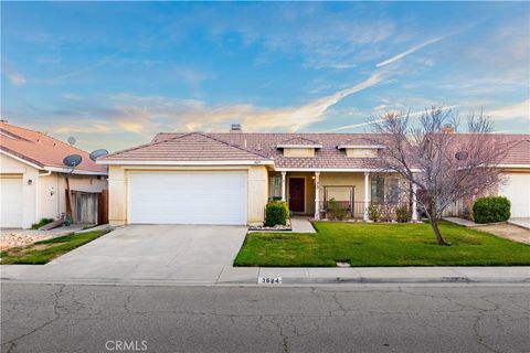 Photo of 3624 Tanglewood Ave, Rosamond, CA 93560 (MLS # SR26048405)