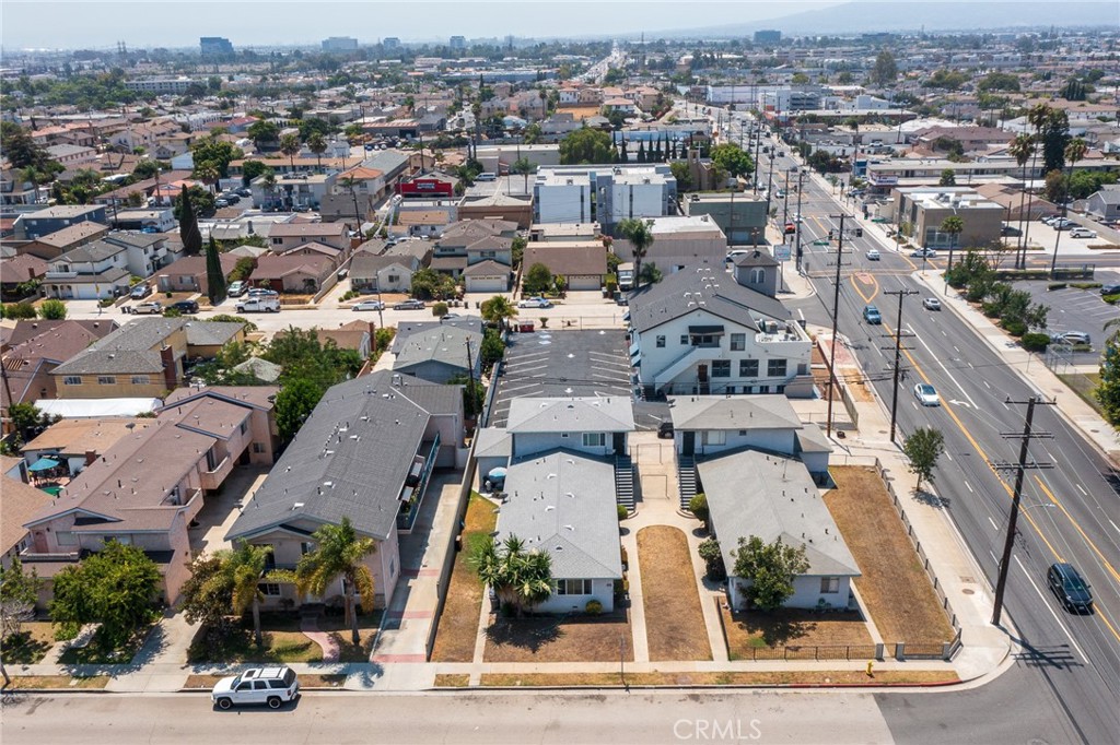Nice Central Gardena Location near Shopping, Churches, Schools, Parks, Fine dining and Major Freeways. This is a Four- unit apartment building.
Consisting of 3 One Bedroom and 1 Two Bedroom apartments. All Units are currently rented. The roof, Windows and Plumbing has been updated.
There is a 4 car garage at the rear of the property. This is a Great Investment property in a nice Gardena neighborhood.