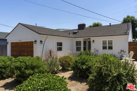 Photo of 13732 Wyandotte Street, Van Nuys, CA 91405 (MLS # 26828547)