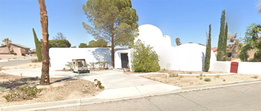 WELCOME TO THIS UNIQUE TWO STORY “DOME” HOME. THE PRIMARY BEDROOM AND PRIVATE BATHROOM OCCUPY THE ENTIRE SECOND FLOOR WHILE THE FIRST FLOOR FEATURES A LIVING ROOM WITH A FIREPLACE, 2 SECONDARY BEDROOMS, GUEST BATHROOM AND KITCHEN. THE HOME HAS A DOCK FOR EASY LAKE ACCESS & FISHING. LOCAL HOA AMENITIES INCLUDE A 27 HOLE PGA RATED GOLF COURSE, POOL, HOT TUB, AND BAR-B-QUE AREA TO NAME A FEW. THIS PRIVATE COMMUNITY OFFER'S FUN FOR THE ENTIRE FAMILY. DON’T MISS OUT ON THIS GREAT OPPORTUNITY!